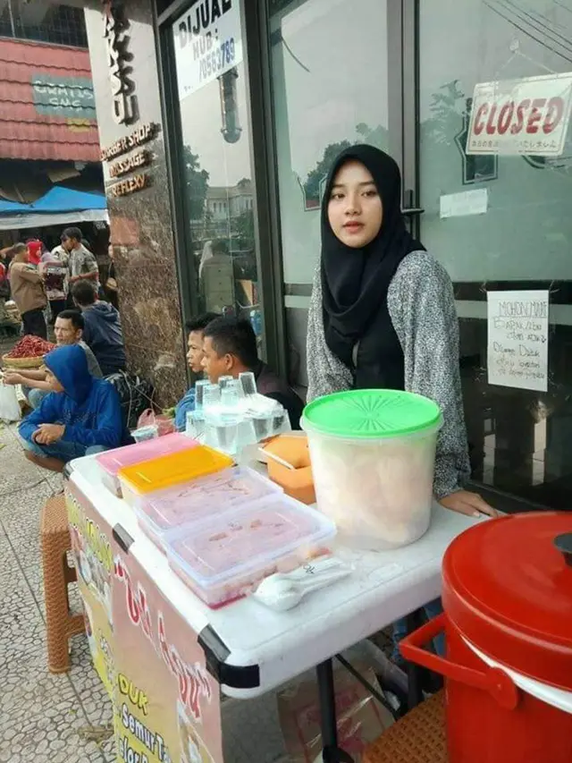 Berparas Cantik, Pedagang Nasi Uduk Ini Bikin Warganet Kepincut