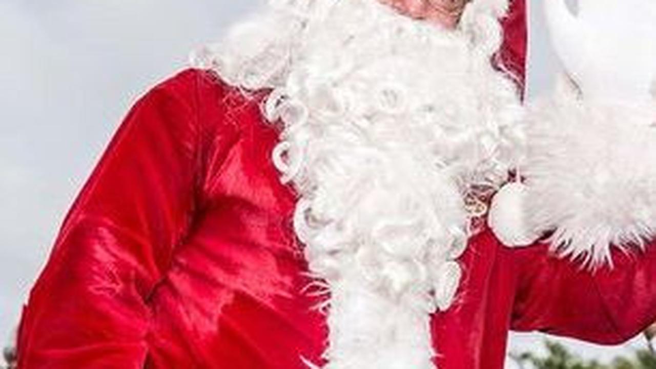 Banyak orang kerap menyamakan tokoh Sinterklaas dan Santa Klauss karena keduanya identik dengan hari raya natal. Bagi banyak anak yang tinggal di Amerika Serikat, sosok Santa Clauss memang sangat populer.