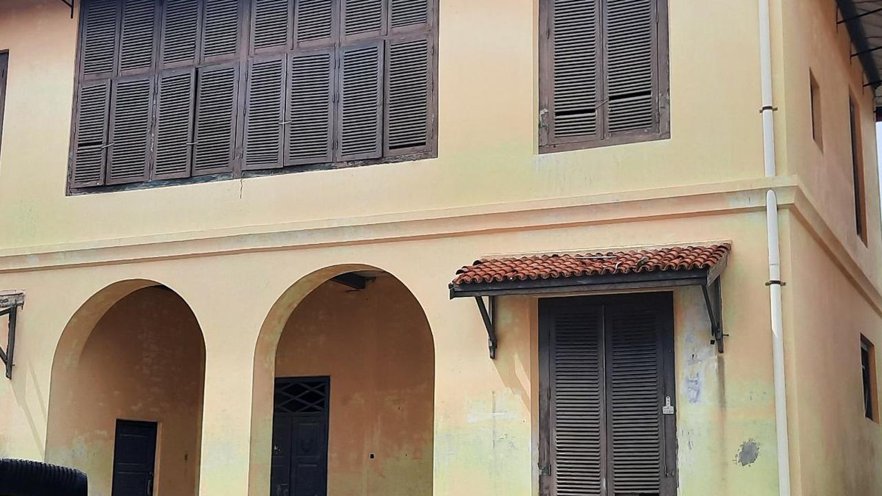 Desir air sungai menghempas kesunyian di lorong bangunan lawas. Angin berhembus pelan mengusir teriknya mentari katulistiwa, menambah gairah pengunjung Tangsi Belanda.