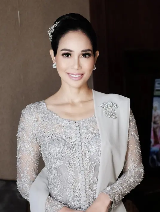 <p>Mantan model Loemongga yang kini menjadi seorang ibu pejabat juga selalu tampil menawan dalam makeup glam pulasan Adi Adrian. Pesonanya sangat glamor sekaligus anggun dengan dominasi makeup mata yang dramatis. [Foto: Instagram/ Adrian].</p>