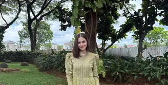 Syifa hadju kenakan abaya dengan nuansa warna hijau muda. Aksen lengan balon menampilkan kesan yang unik. (Foto: Instagram/ Syifa Hadju)