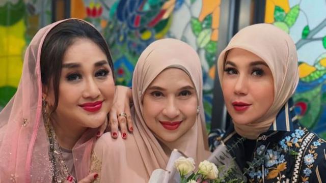 Potret Silvana Herman, Paramitha Rusady, dan Marini Zumarnis Pamer Kebersamaan (credit: https://www.instagram.com/marinizumarnisreal/)