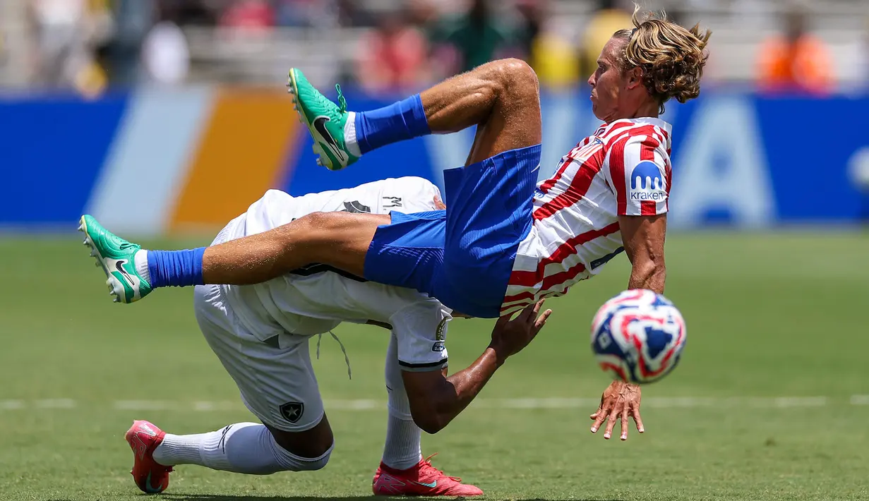 Pemain Atletico Madrid, Marcos Llorente (kanan) berebut bola dengan pemain Botafogo, Marlon Freitas dalam laga Grup B Piala Dunia Antarklub 2025 yang berlangsung di Rose Bowl stadium, Los Angeles, Amerika Serikat, Selasa (24/06/2025). (AFP/Stu Forster)