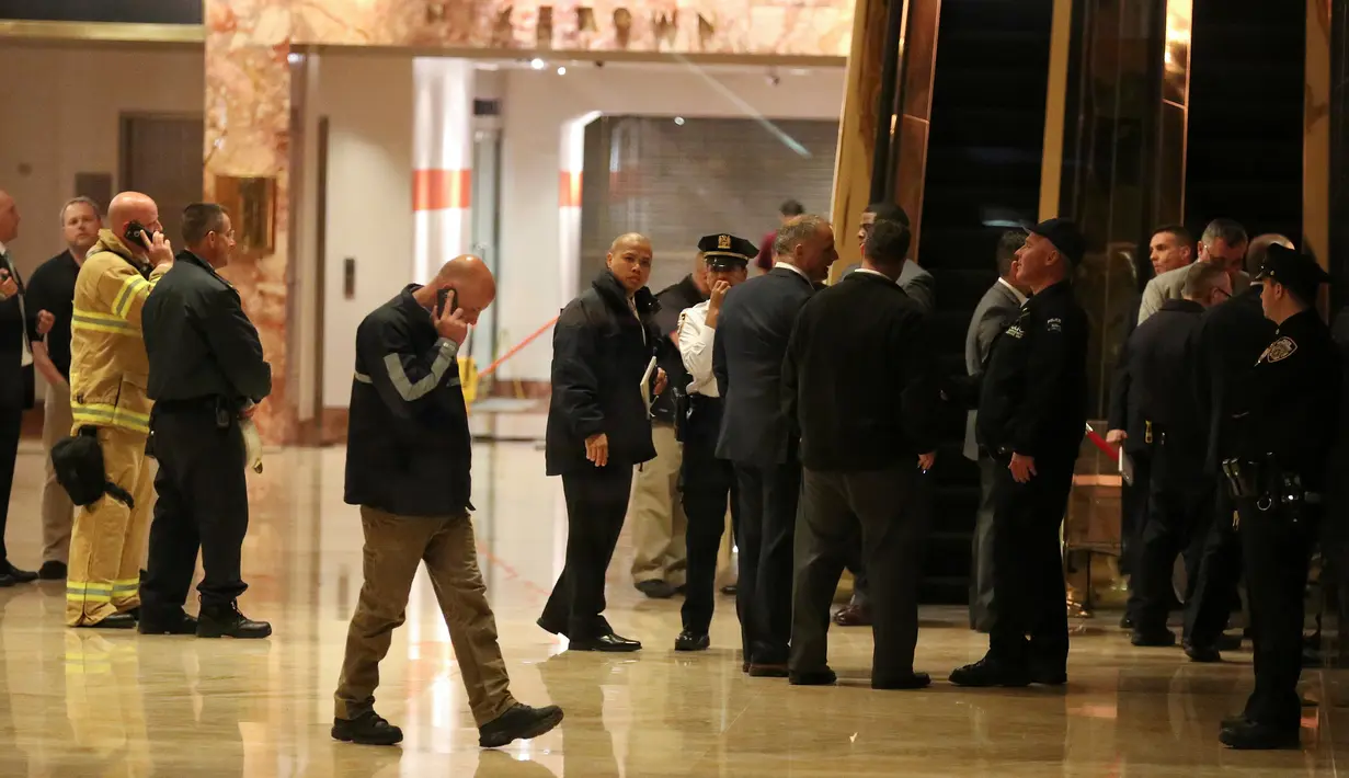 Sejumlah petugas berada di lobi Trump Tower di Manhattan, New York,  untuk melakukan penyelidikan, Kamis (28/4). Sebuah surat yang mengandung serbuk putih mencurigakan dikirimkan untuk bakal calon presiden AS, Donald Trump (REUTERS/Carlo Allegri)