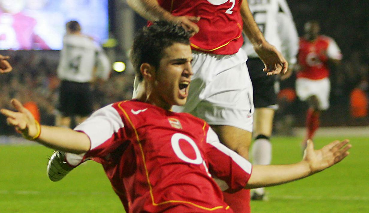 Cesc Fabregas (Arsenal) di posisi ke-4. Mampu mencetak gol saat berusia 17 tahun 218 hari saat Arsenal menjamu Rosenborg pada 7 Desember 2004 dalam fase grup Liga Champions musim 2004/2005. Hasil akhir, Arsenal menang 5-1 atas Rosenborg. (AFP/Jim Watson)