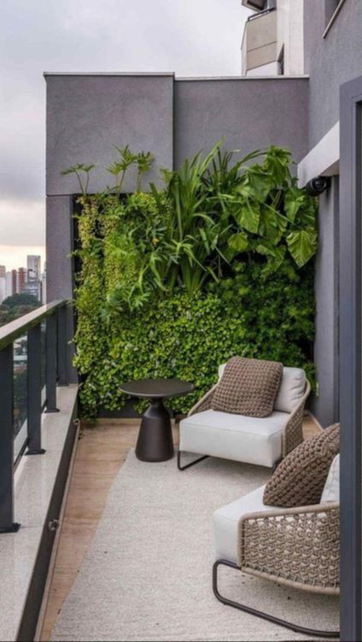 Desain Balkon Terbuka dengan Tanaman Merambat di Dinding