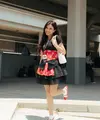 Di tengah lautan penggemar yang memadati area acara, penampilan Audi Marissa sukses mencuri perhatian berkat sentuhan budaya Indonesia yang ia bawa melalui pilihan busananya. [@audi.marissa].