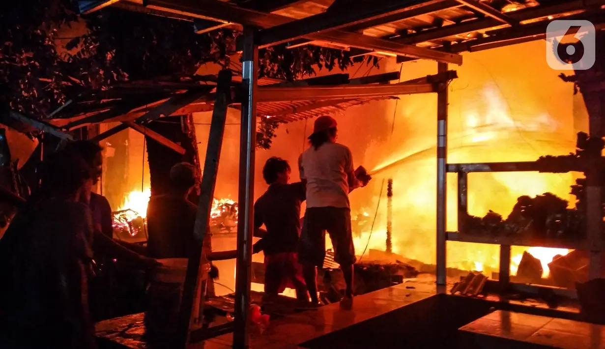 <p>Petugas pemadam bersama warga saat berusaha menjinakkan api saat kebakaran melanda kawasan Pasar Gembrong, Jalan Basuki Rahmat, Jakarta Timur, Minggu (24/4/2022). Sebanyak 25 unit damkar dikerahkan oleh Dinas Penanggulangan Kebakaran dan Penyelamatan (Gulkarmat) DKI Jakarta untuk memadamkan kobaran api. (merdeka.com/Iqbal S. Nugroho)</p>