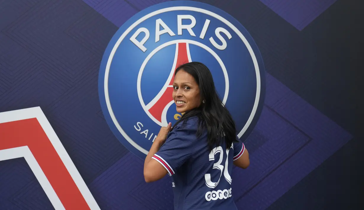 Turis AS Nancy Cornejo, seorang guru dari New York, berpose dengan jersey bertuliskan nama Lionel Messi di luar toko resmi PSG, di Paris, Rabu (11/8/2021). Penjualan jersey PSG dengan nama Messi dan nomor punggung 30 laris manis, bahkan fans rela antre panjang. (AP Photo/Francois Mori)