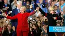 Capres AS dari Partai Demokrat, Hillary Clinton bersama penyanyi Lady Gaga saat kampanye di Releigh, North Carolina, AS (8/11). Pilpres AS 2016 diadakan pada 8 November 2016 dan menjadi pilpres empat tahunan ke-58. (REUTERS/Chris Keane)