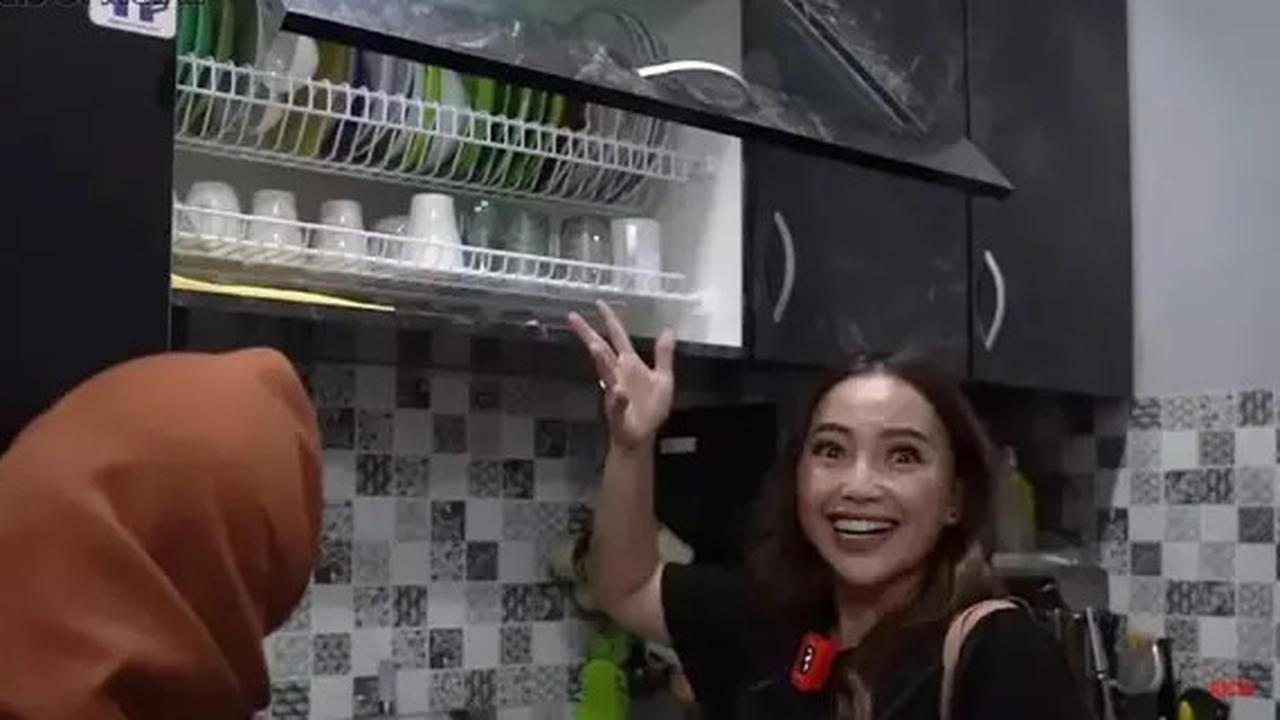 Dapur Minimalis Mpok Alpa Menampilkan Desain Monokrom yang Simpel dan Elegan