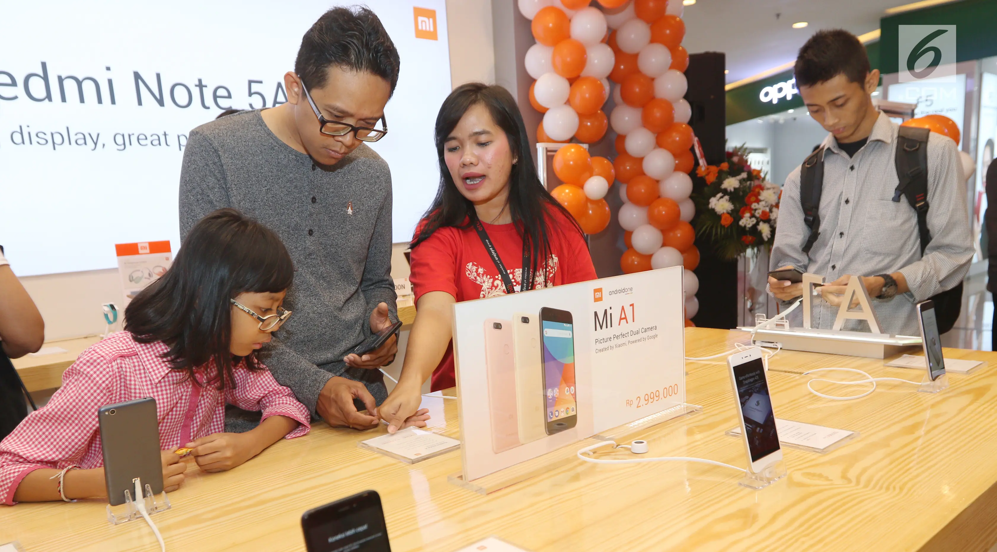 Sejumlah calon pembeli melihat asesoris dan handphone Xiaomi di Emporium Pluit Mall, Jakarta. Minggu (21/1). Mereka mulai antre sejak pagi sebelum jam operasional mal. (Liputan6.com/Fery Pradolo)