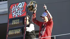 Pembalap Ducati Lenovo, Francesco Bagnaia merayakan kemenangannya di atas podium MotoGP Valencia 2022 di sirkuit Ricardo Tormo, Valencia, Minggu (6/11/2022).  Pembalap Italia itu mengunci gelar di MotoGP Valencia 2022. (AP Photo/Alberto Saiz)