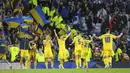 Pemain Ukraina merayakan peluit akhir pertandingan sepak bola play-off kualifikasi Piala Dunia 2022 antara Skotlandia dan Ukraina di Hampden Park Stadium, Glasgow, Skotlandia, 1 Juni 2022. Ukraina menang 3-1. (Malcolm Mackenzie/PA via AP)