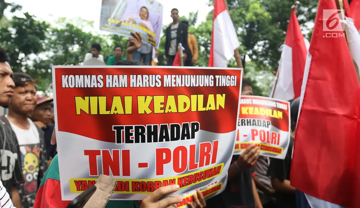 Masa dari aliansi mahasiswa dan pemuda relawan cinta NKRI membawa poster dalam aksi damai di kantor Komnas HAM Jakarta, Senin (17/6/2019). Mereka menuntut Komnas HAM bersikap adil untuk menginvestigasi korban kerusuhan 21-22 Mei dimana aparat keamanan juga menjadi korban. (Liputan6.com/Angga Yuniar)