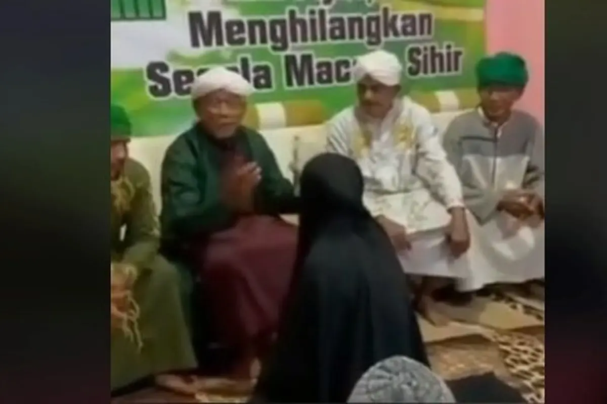 Tangkapan layar pengajian video viral pengajian yang memperbolehkan tukar pasangan suami istri. (Istimewa)