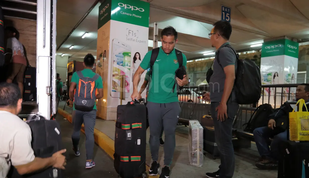 Kiper Timnas Indonesia, Andritany saat tiba di Ninoy Aquino International Airport (NAIA), Manila, Filipina, (17/11/2016). (Bola.com/Nicklas Hanoatubun)