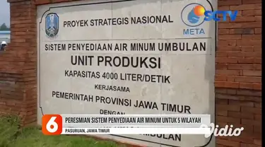 Warga berebut untuk mendapatkan sebuah kaos yang dibagikan oleh Presiden RI Joko Widodo dari balik jendela mobilnya, pada Senin siang (22/3) di Kabupaten Pasuruan, Jawa Timur. Kunjungan kerja Jokowi kali ini, untuk meninjau dan meresmikan proyek air ...