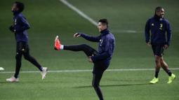 Pemain Juventus, Cristiano Ronaldo, melakukan pemanasan saat latihan di Stadion Allianz, Turin, Senin (26/11). Latihan ini persiapan jelang laga Liga Champions melawan Valencia. (AFP/Marco Bertorello)