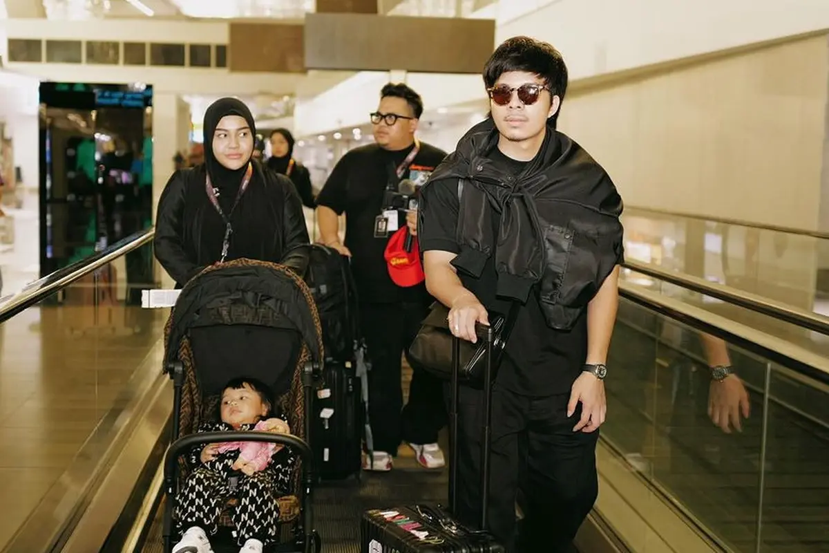 Keluarga Anang Hermansyah dan Atta Halilintar pergi umrah di bulan Ramadan. [Foto: Instagram/attahalilintar]