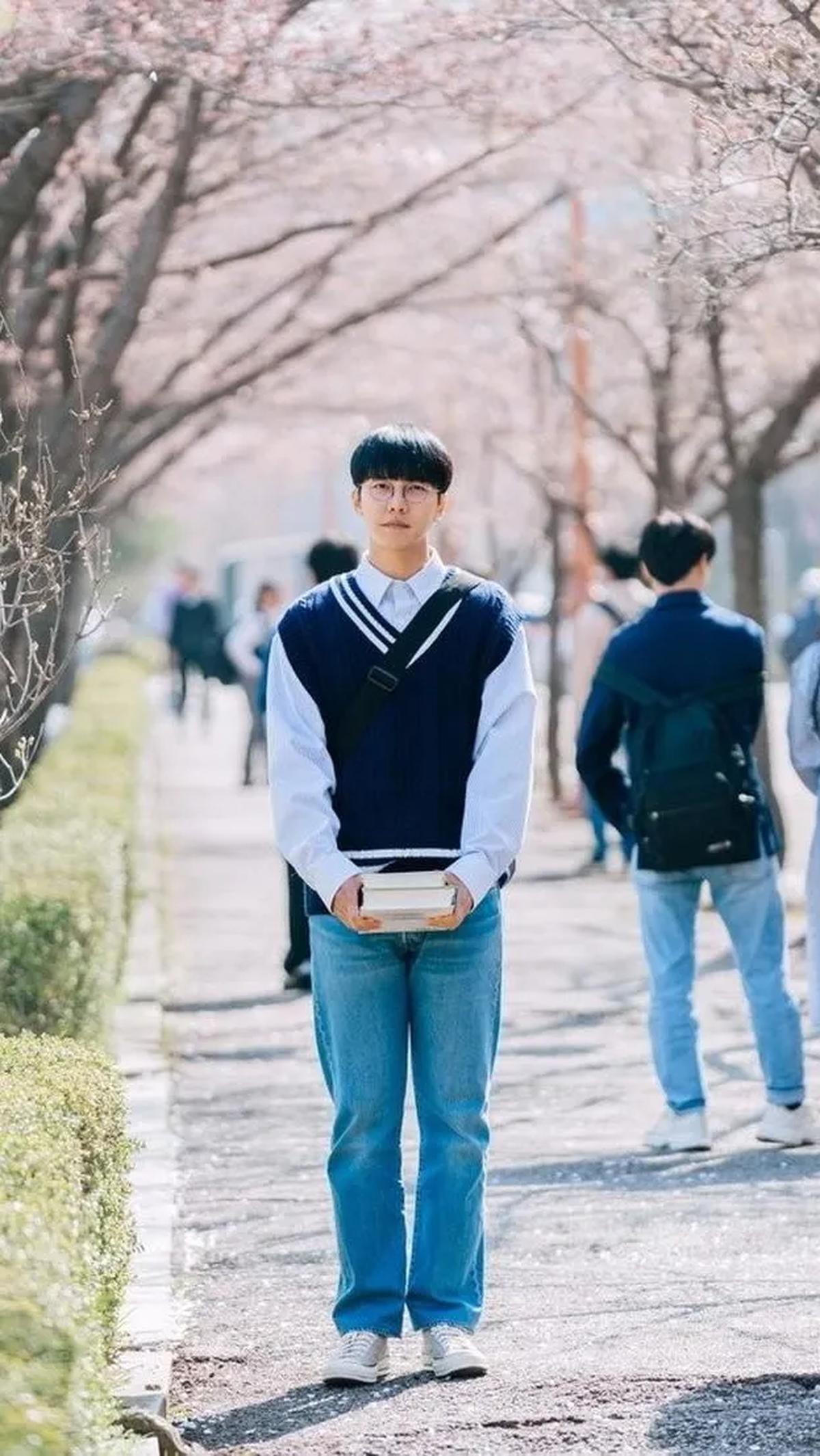 Ini bukanlah hal yang baru, dan ternyata banyak aktor yang lebih memilih tampil autentik dengan memakai seragam terlepas dari usia mereka yang sudah tidak lagi remaja. Berikut adalah 12 aktor yang masih cocok menjadi anak SMA meski sudah berusia 30 tahun 