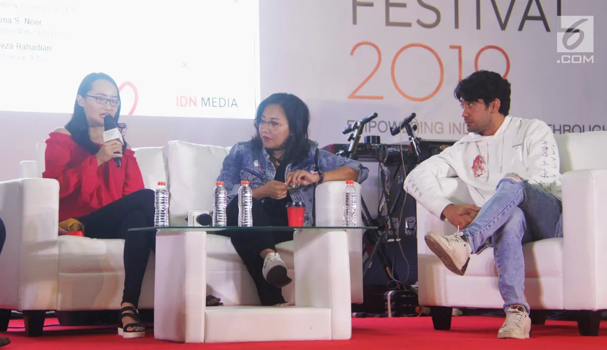 Reza Rahadian bersama Gina S. Noer dan Jenny Jusuf saat menjadi pembicara di talkshow bertajuk ‘Ngobrolin Produksi Film Indonesia’ selama Indonesia Writers Festival 2019 di Universitas Multimedia Nusantara (UMN), Serpong, Tangerang (7/9/2019). (Liputan6.com/Marsa Aulia)