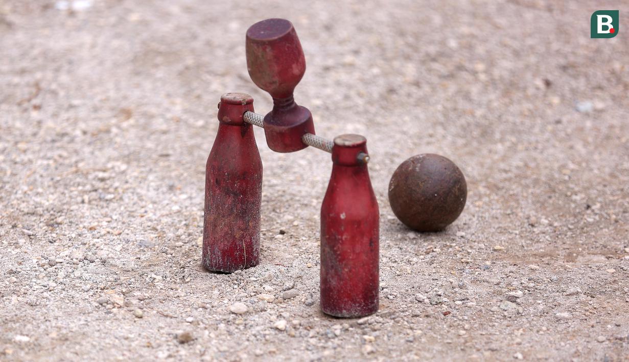 Woodball dimainkan secara perorangan atau tim dengan cara memukul bola secara berangsur-angsur sampai meneroboskan bola ke gawang yang ada di setiap lintasan dengan jumlah pukulan sedikit mungkin. (Bola.com/M Iqbal Ichsan)