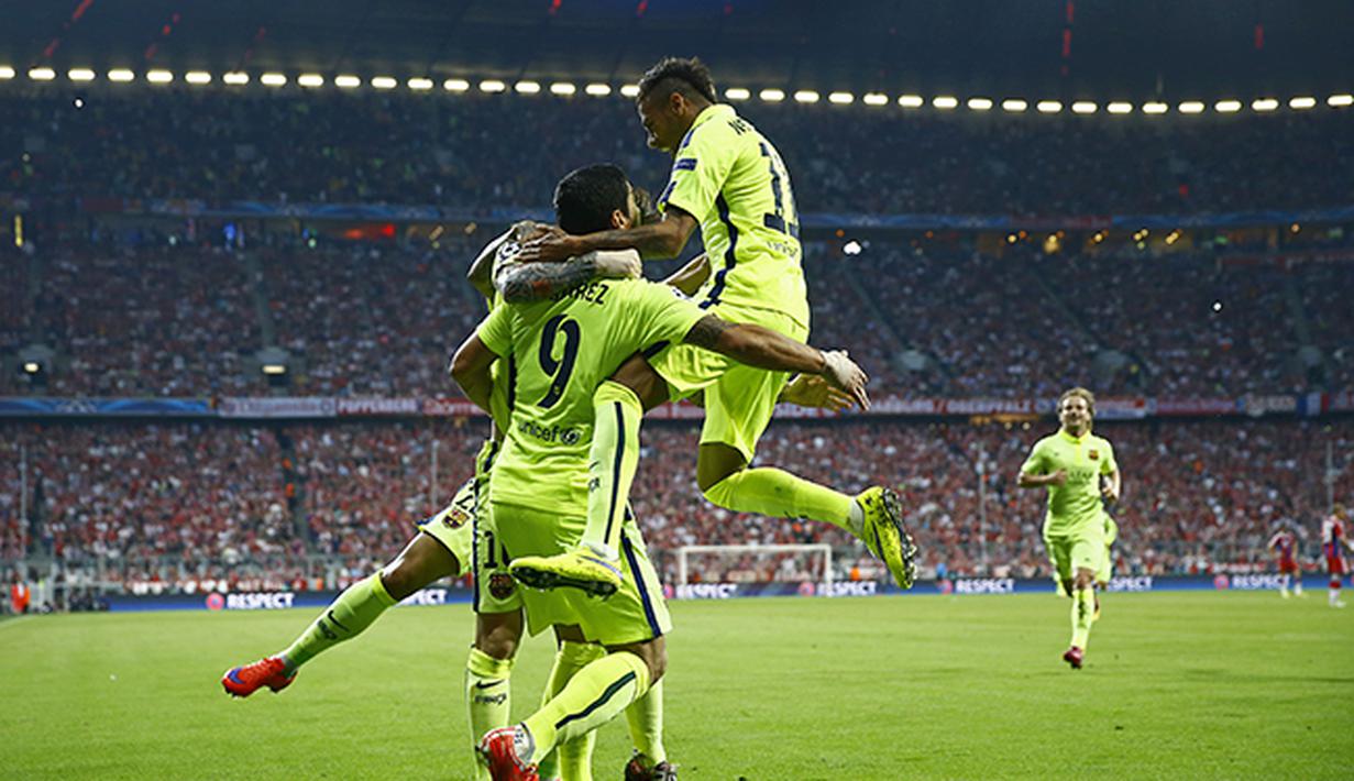 Selebrasi gol Neymar dan Luis Suarez di Nou Camp. (Reuters/Kai Pfaffenbach)