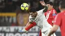Bek AS Roma Roger Ibanez berebut bola dengan gelandang Monza Matteo Pessina dalam pekan ke-33 Liga Italia Serie A 2022-2023 di U-Power Stadium, Kamis (4/5/2023) WIB. (Claudio Grassi/LaPresse via AP)