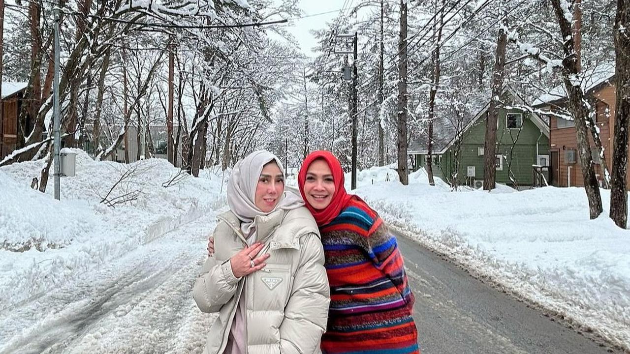 10 Potret Kebersamaan Mama Rieta dan Mama Amy di Jepang, Kompak Banget Bak Bestie!