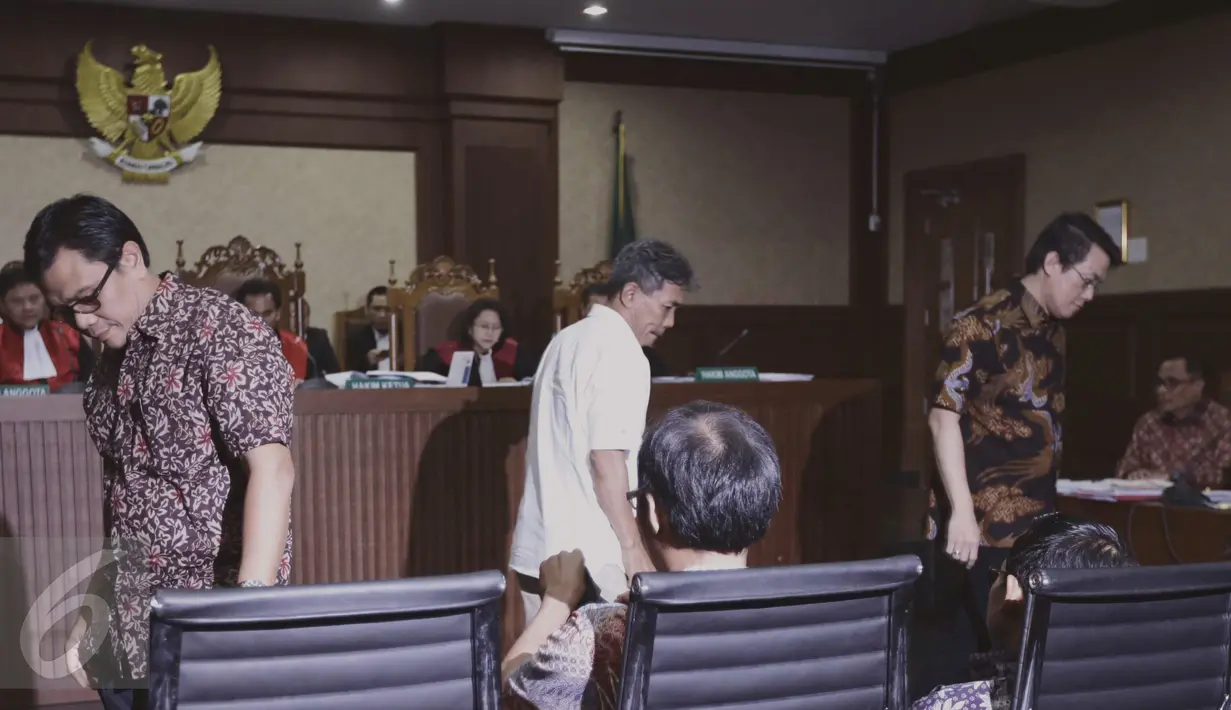 Sejumlah saksi usai mengikuti sidang lanjutan kasus korupsi pengadaan e-KTP di pengadilan Tipikor, Jakarta (10/4). Pada sidang kedelapan ini, Jaksa KPK menghadirkan saksi dari unsur swasta dan pegawai/pensiunan Kemendagri. (Liputan6.com/Helmi Afandi)