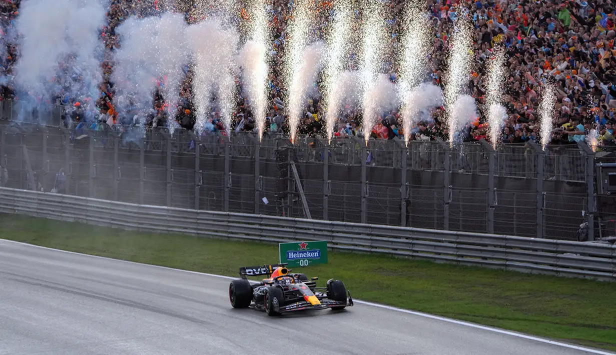 Usai nyaris terhenti kurang lebih salam satu jam, jalannya balapan kembali bergulir dengan rolling start. Verstappen masih tak terbendung untuk mengamankan kemenangan di kandangnya sendiri. (AP Photo/Peter Dejong)