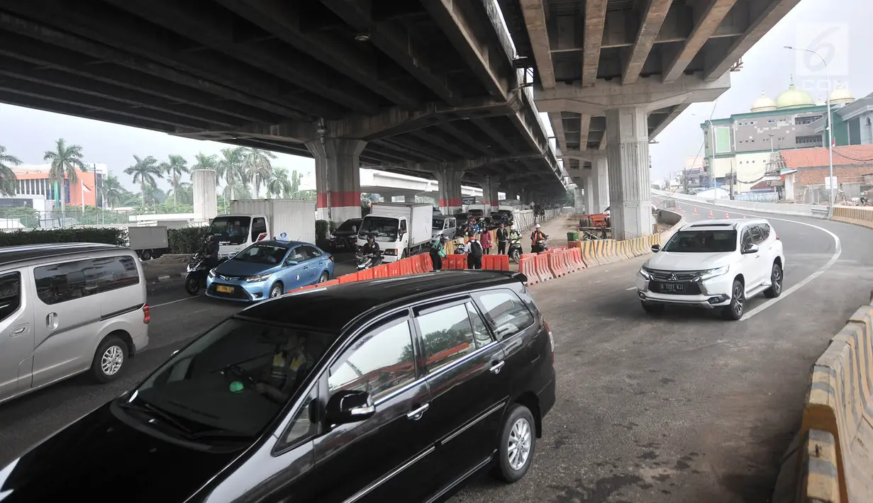 Pejalan kaki melewati JPO saat kemacetan arus lalu lintas di Jalan DI Panjaitan, Jakarta, Selasa (11/12).   Kemacetan yang terjadi dari arah Cawang-Tanjung Priok terjadi akibat uji coba pintu keluar tol Becakayu. (Merdeka.com/ Iqbal S. Nugroho)