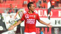 I Gede Sukadana berasa lebih muda di Bali United karena tak mau kalah dengan pemain muda. (Bola.com/Abdi Satria)