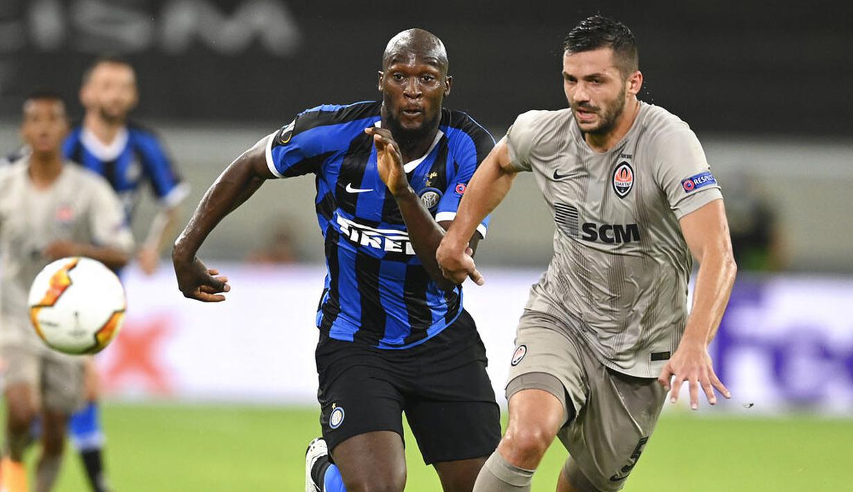 Striker Inter Milan, Romelu Lukaku, berebut bola dengan pemain Shakhtar Donetsk, Davit Khocholava, pada laga semifinal Liga Europa di Merkur Spiel-Arena, Selasa (18/8/2020). Inter Milan menang dengan skor 5-0. (Sascha Steinbach, Pool via AP)