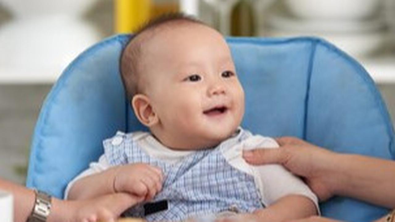 Dengan memperhatikan tanda-tanda kesiapan dan memilih tekstur yang sesuai, orang tua dapat memberikan pengalaman makan yang positif dan aman bagi si kecil.
