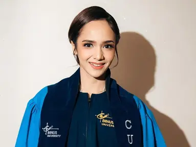 Dianda Sabrina diketahui menempuh jurusan PJJ Manajemen di Universitas Bina Nusantara. Resmi menyandang status sarjana, kebahagiaan terpancar jelas di wajah bintang sinetron Cinta Suci ini. Kesibukannya sebagai seorang publik figur tak membuatnya mengesampingkan pendidikan. Dukungan dari keluarga dan orang terdekat tentunya membuat Sabrina berhasil lulus kuliah. (Liputan6.com/IG/@sabrindh)