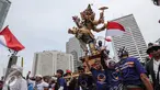 Pawai Ogoh-ogoh memeriahkan aksi Kita Indonesia di kawasan Bundaran HI, Jakarta, Minggu (04/12). Ogoh-ogoh atau boneka raksasa yang melambangkan Bhuta Kala (sifat-sifat buruk) ini ikut meramaikan parade kebudayaan. (Liputan6.com/Fery Pradolo)