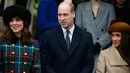 Pangeran William bersama Kate Middleton dan Meghan Markle menghadiri tradisi pelayanan gereja di hari Natal Kerajaan Inggris di Sandringham, Senin (25/12). Dalam acara tersebut, Pangeran Harry mengajak tunangannya, Meghan Markle. (AP/Alastair Grant)