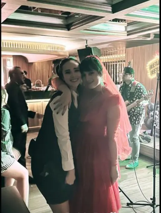 Pamela Bowie hadri dengan kostum horor layaknya hantu SMA. Ia padukan kemeja putih dengan vest, rok hitam, dan kaus kaki panjang. [@pammybowie]