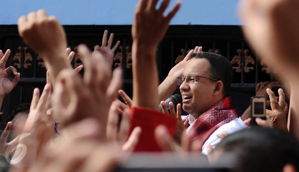 Cagub DKI Jakarta, Anies Baswedan saat melakukan sosialisasi di Sanggar Brabe di kawasan Jatipulo, Palmerah, Jakarta, Rabu (15/3). Dihadapan warga, Anies mensosialisasikan rencana program kerjanya jika terpilih. (Liputan6.com/HelmiFithriansyah)