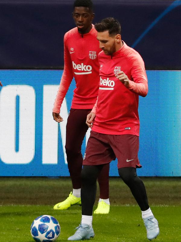 Pemain Barcelona, Lionel Messi mengikuti sesi latihan bersama timnya di stadion San Siro, Senin (5/11). Lionel Messi dimasukkan dalam skuat untuk pertandingan Liga Champions melawan Inter Milan pada Rabu (7/11) dini hari. (AP/Antonio Calanni)