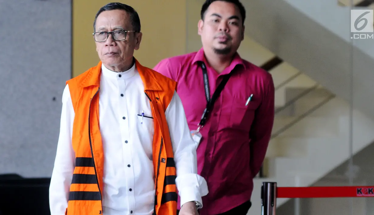 Anggota Komisi IX DPR Fraksi Partai Demokrat Amin Santono  usai menandatangani berkas surat perpanjangan penahanan di gedung KPK, Jakarta, Selasa (14/8). (merdeka.com/Dwi Narwoko)