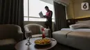 Tamu hotel bekerja di kamar dengan paket isolasi mandiri di Hotel Grand Whiz Poins Simatupang, Jakarta, Kamis (16/4/2020). Paket isolasi mandiri ditawarkan kepada orang dalam keadaan sehat selama pandemi Corona (Covid-19) selama promo dari tanggal 21 April – 31 Mei 2020. (Liputan6.com/Fery Pradolo)