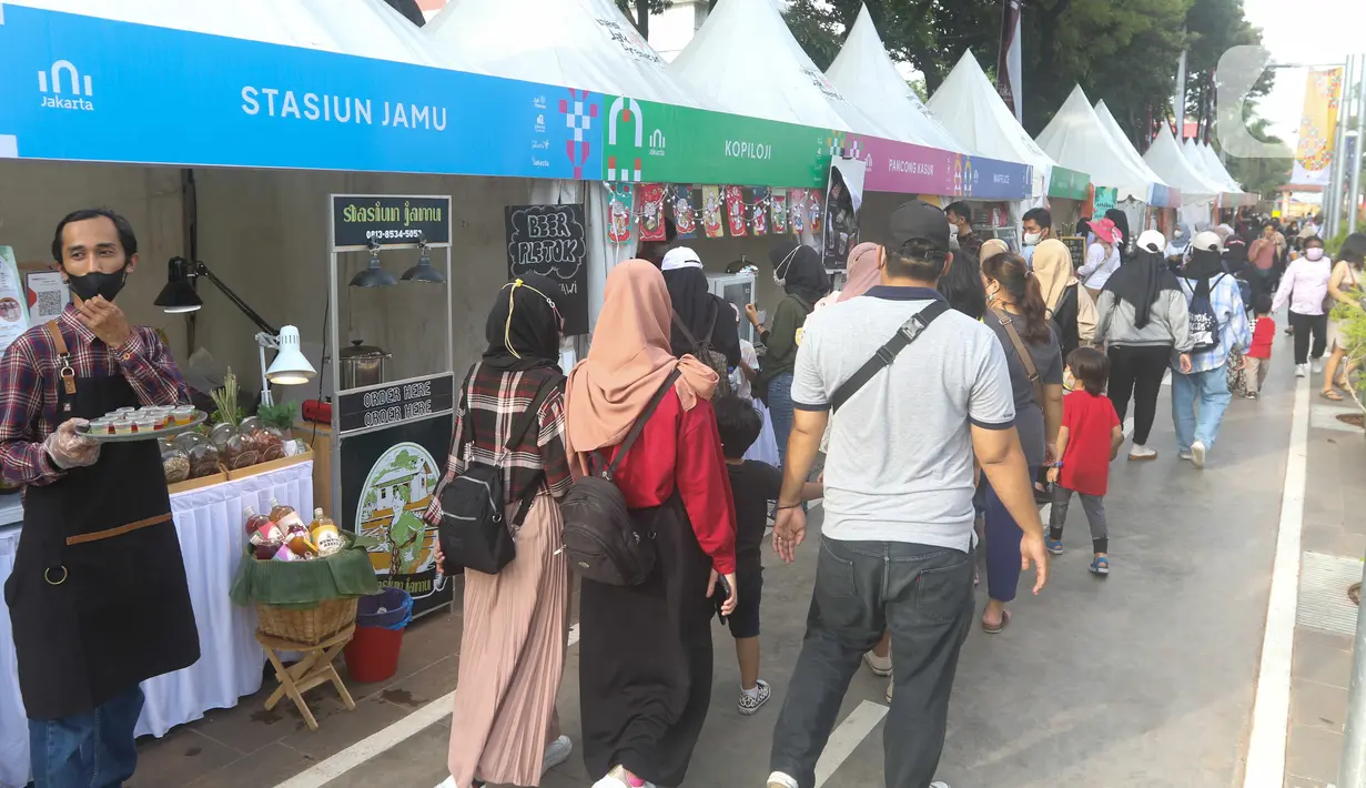 Stan kuliner saat  festival seni dan budaya yang kembali digelar oleh Pemprov DKI Jakarta  di kawasan  Kota Tua,  Sabtu (17/9/2022). Festival bertajuk #IniJakarta tersebut berlangsung mulai 16 sampai 18 September 2022. (Liputan6.com/Herman Zakharia)