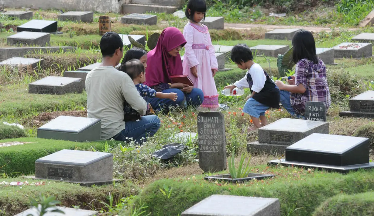 Tradisi ziarah menjelang Ramadan di Tempat Pemakaman Umum (TPU) Karet Bivak terlihat meningkat, (23/6/14). (Liputan6.com/Herman Zakharia)