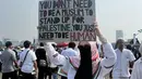 Sebelumnya, ibu tiga anak ini juga ikut serta dalam Aksi Bela Palestina di Monas belum lama ini. Dalam momen tersebut, Inara sudah tampak memakai hijab bermotif bendera Palestina. Penampilannya juga disorot karena tampil mengenakan cadar selama aksi berlangsung. (Liputan6.com/IG/@mommy_starla)