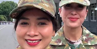 Sementara Ni Luh Puspa tak kalah memesona dipulas lipstik pink dengan hint fuschia yang deep. widi.wardhana