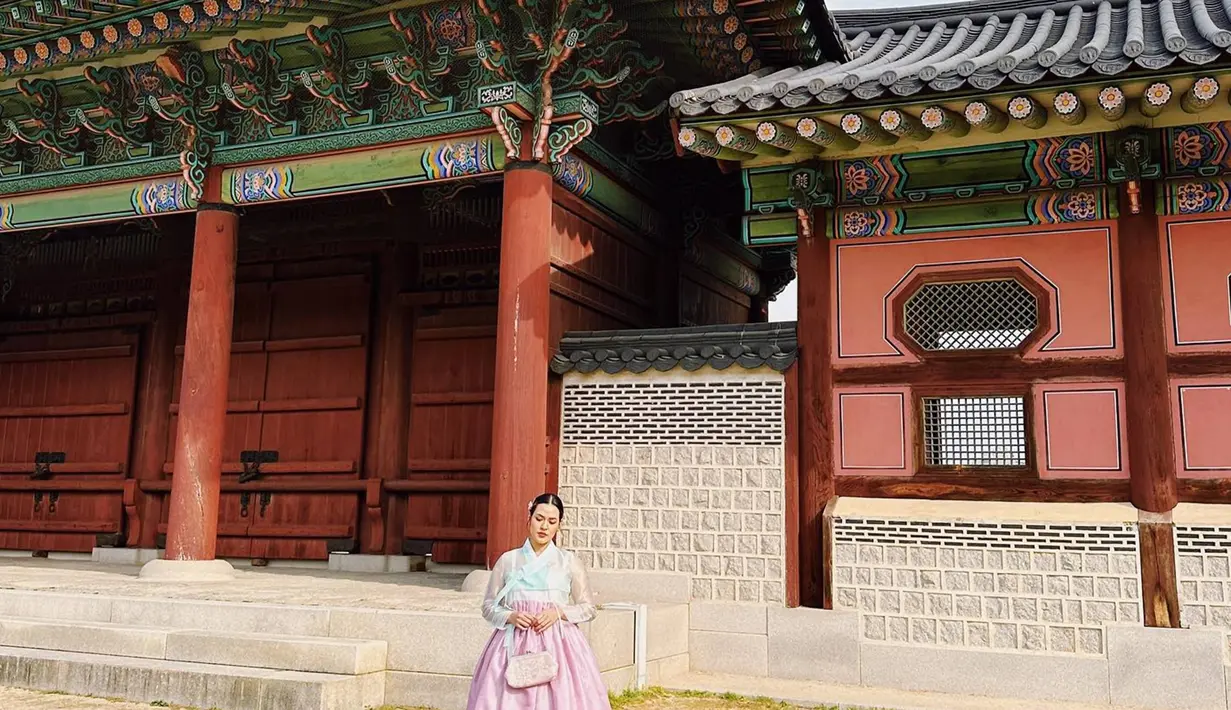 Banyak yang menyebut, pemilihan warna busana hanbok yang dikenakan Raisa ini sangat tepat dengan warna merah muda. Penampilannya menjadi semakin terlihat stunning dan elegan dengan busana khas Korea Selatan tersebut. (Liputan6.com/IG/@raisa6690)