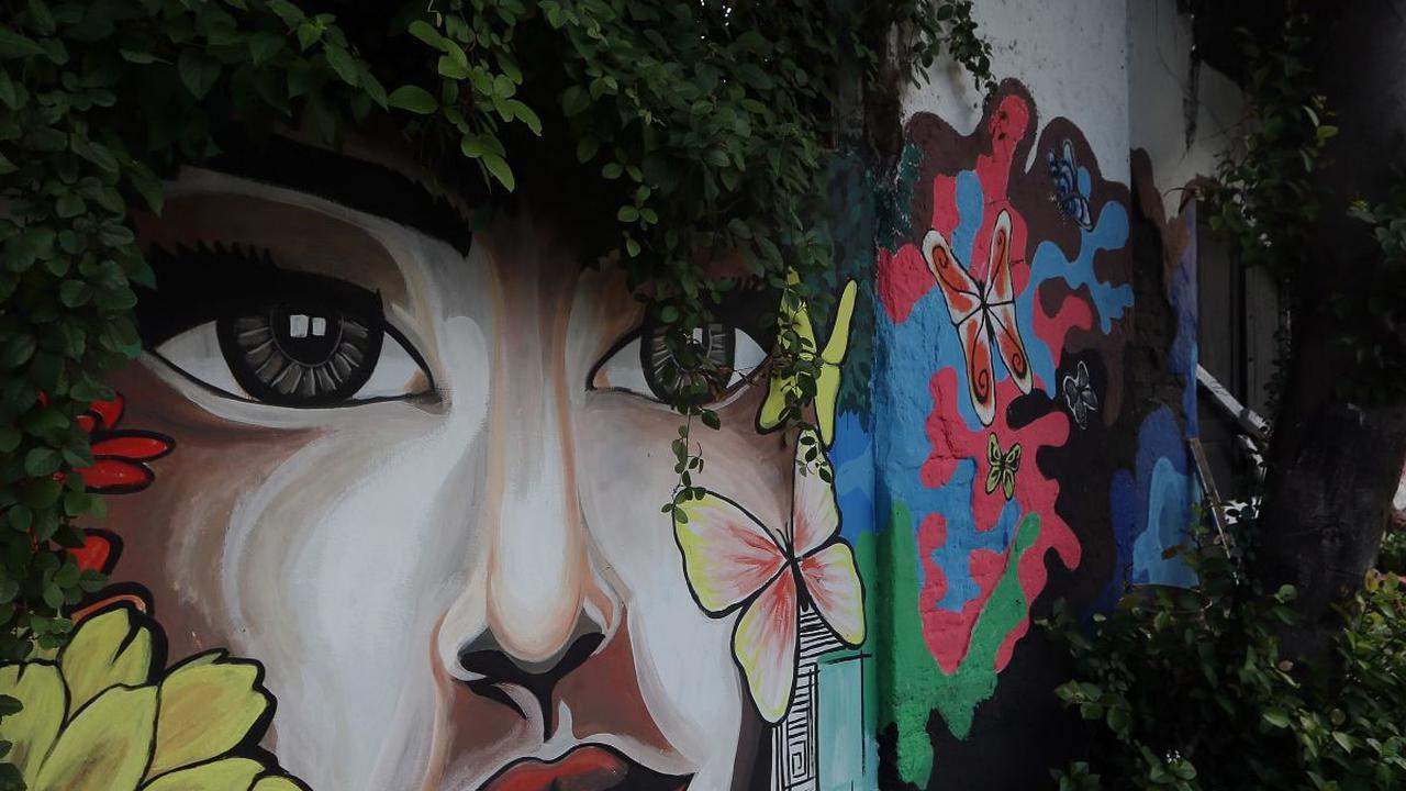 Lukisan mural karya tangan petugas Penanganan Prasarana dan Sarana Umum (PPSU) menghiasi tembok bangunan tua di kawasan Jalan Malaka, Jakarta, Selasa (29/8/2023).